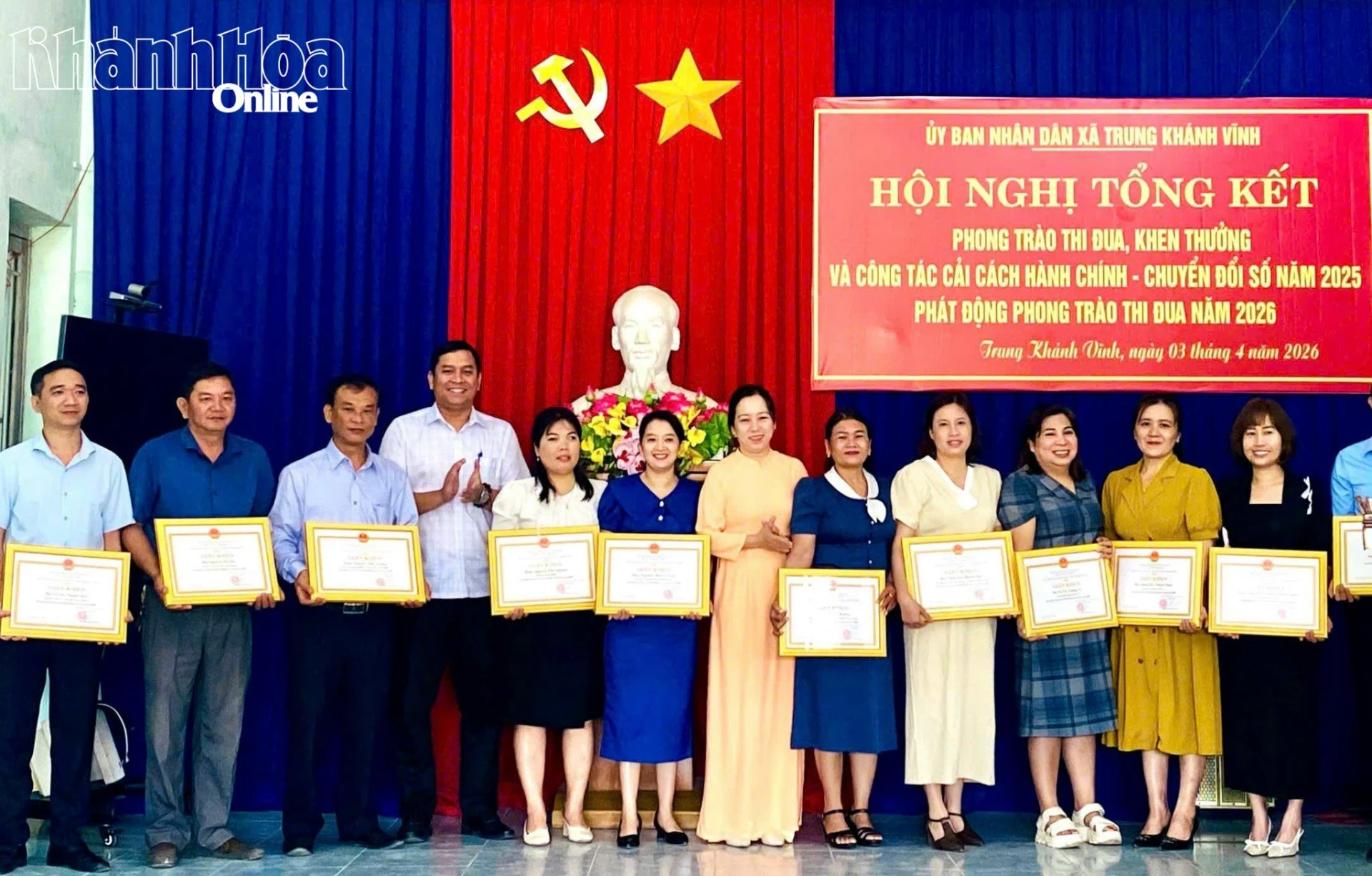 Lãnh đạo Đảng ủy xã trao giấy khen cho các cá nhân.