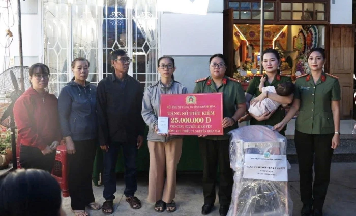 Con gái Thiếu tá Nguyễn Xuân Hải được Hội Phụ nữ Công an tỉnh Khánh hòa nhận đỡ đầu đến năm 18 tuổi