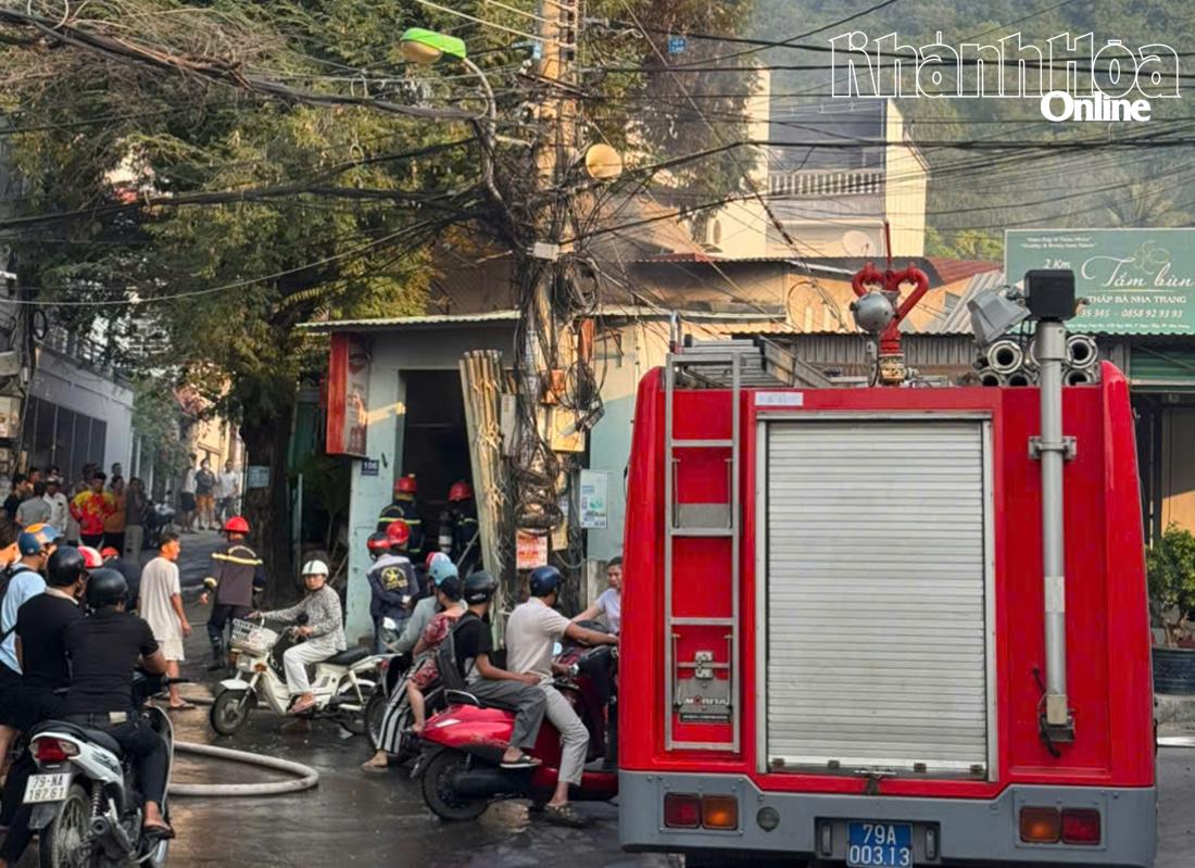 Lực lượng chức năng nhanh chóng dập tắt đám cháy tại căn nhà trên đường Ngô Đến (phường Bắc Nha Trang).
