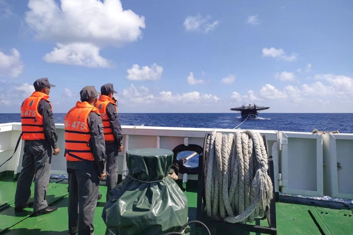 Tàu kiểm ngư 475 cứu kéo 36 ngư dân Quảng Ngãi gặp nạn trên biển