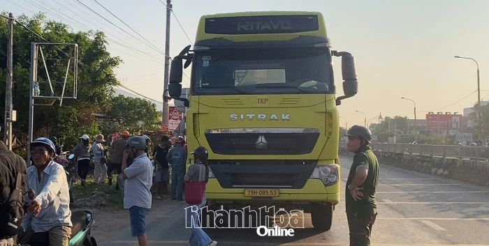 Va chạm giữa xe đầu kéo và xe đạp làm một phụ nữ tử vong