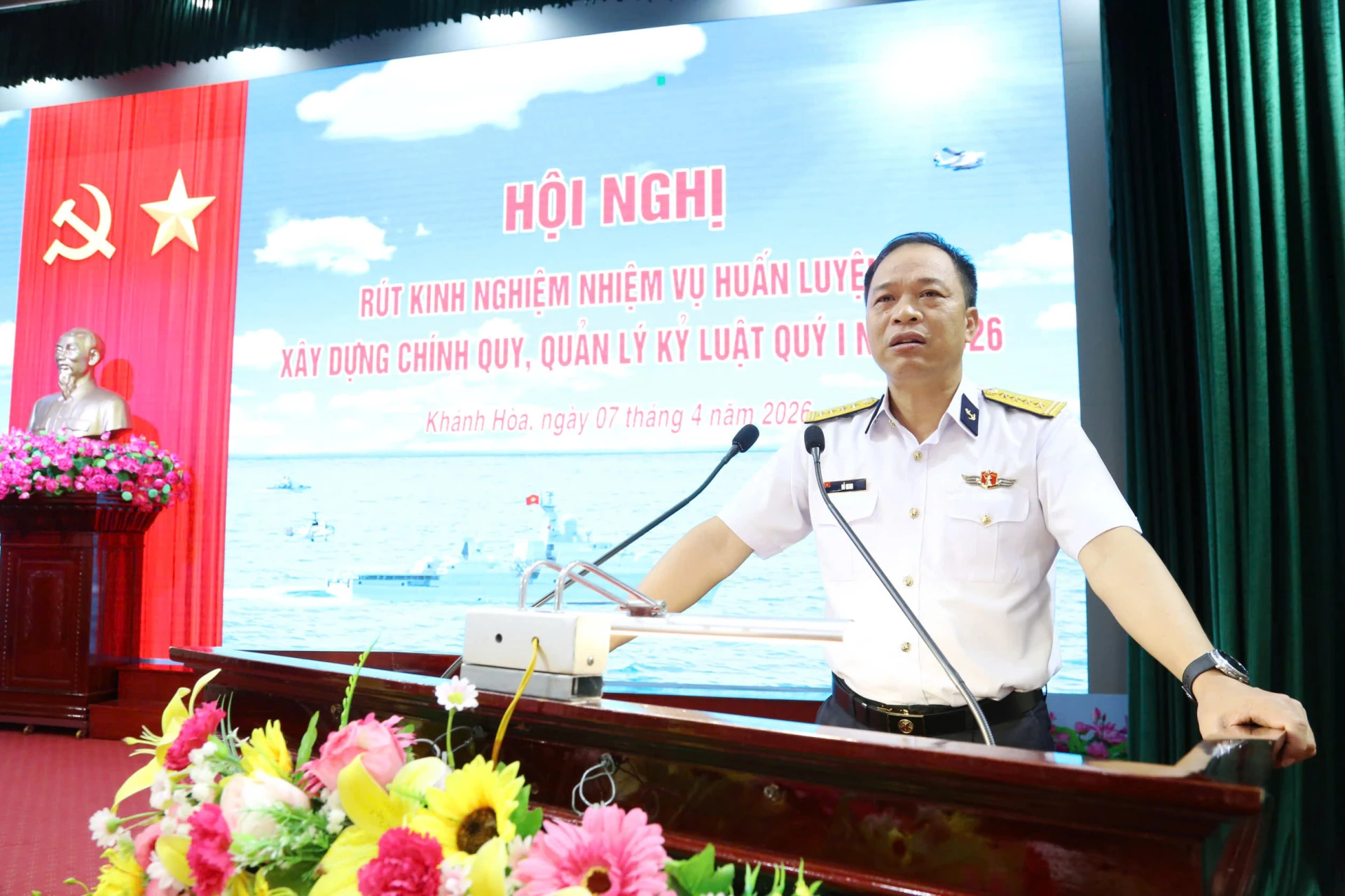 Đại tá Đỗ Minh chủ trì hội nghị.