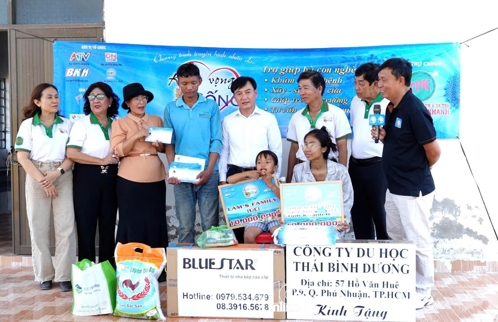 Lãnh đạo Báo và Phát thanh - Truyền hình Khánh Hoà cùng Ban tổ chức trao tiền hỗ trợ cho gia đình anh Hứa Văn Sinh.