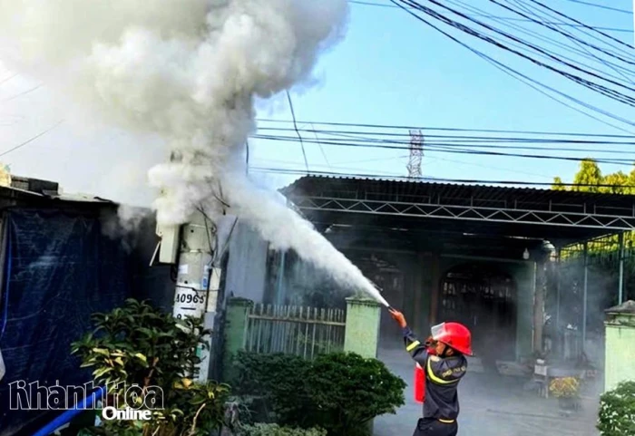 Lực lượng chữa cháy kịp thời dập tắt đám cháy trụ điện ở Cam Lâm