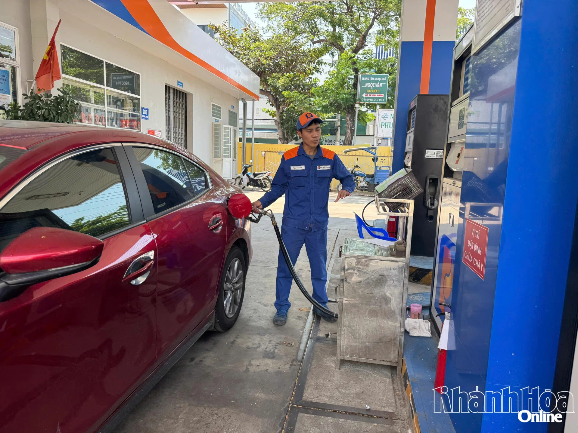 Người dân đổ xăng tại cây xăng phường Bảo An.