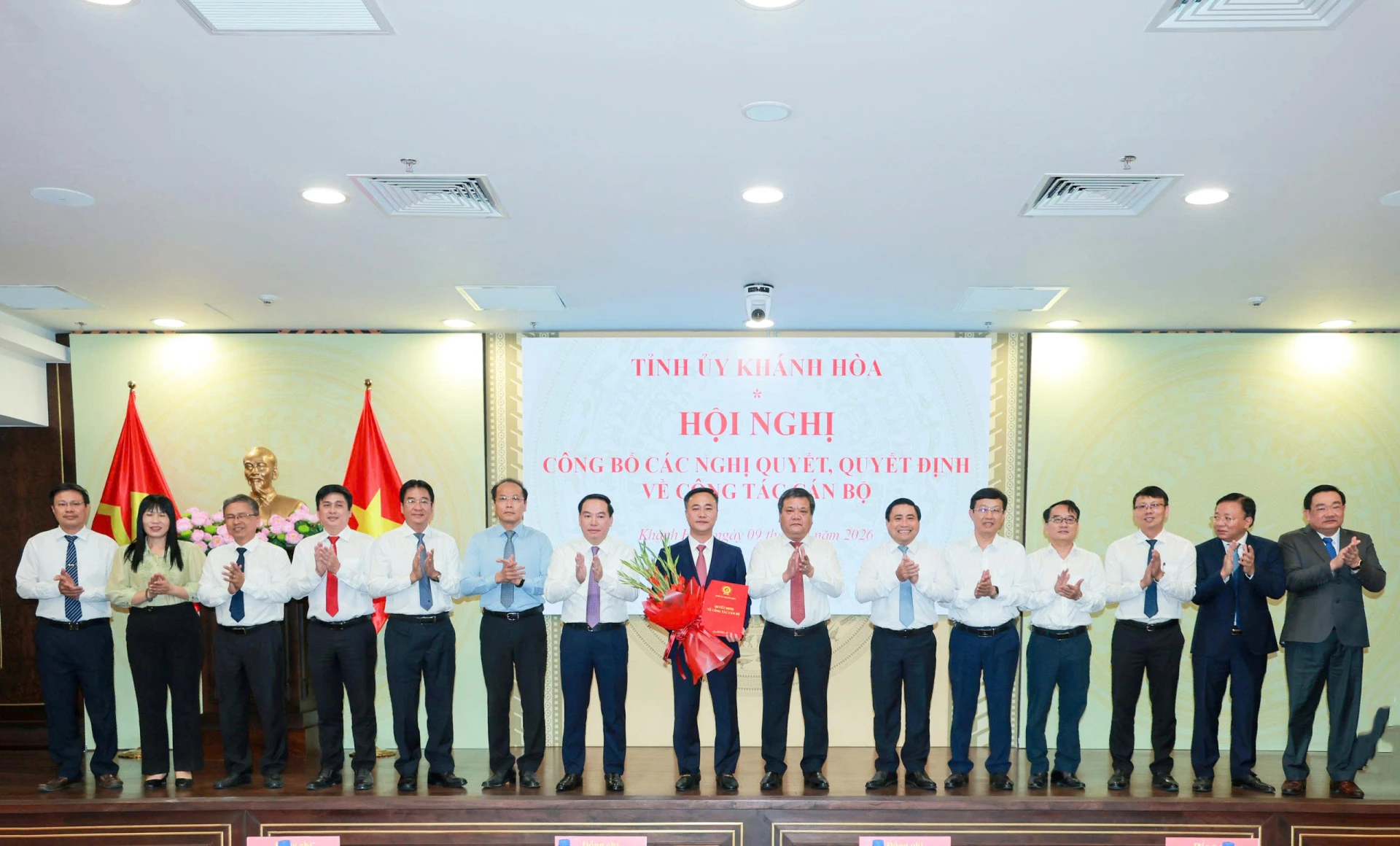 Thường trực Tỉnh ủy và Ban Thường vụ Đảng ủy UBND tỉnh chúc mừng đồng chí Nguyễn Việt Hùng giữ chức Bí thư Đảng ủy UBND tỉnh.