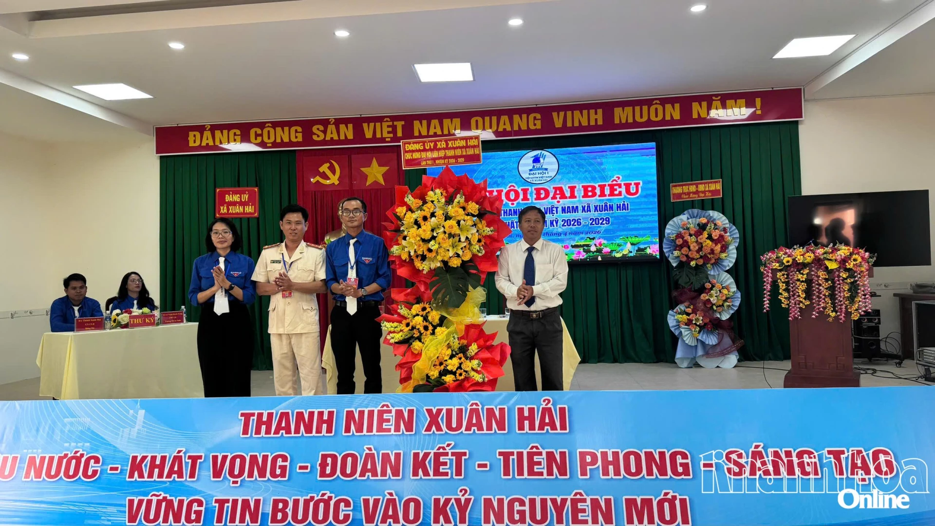 Lãnh đạo xã Xuân Hải tặng hoa chúc mừng đại hội.