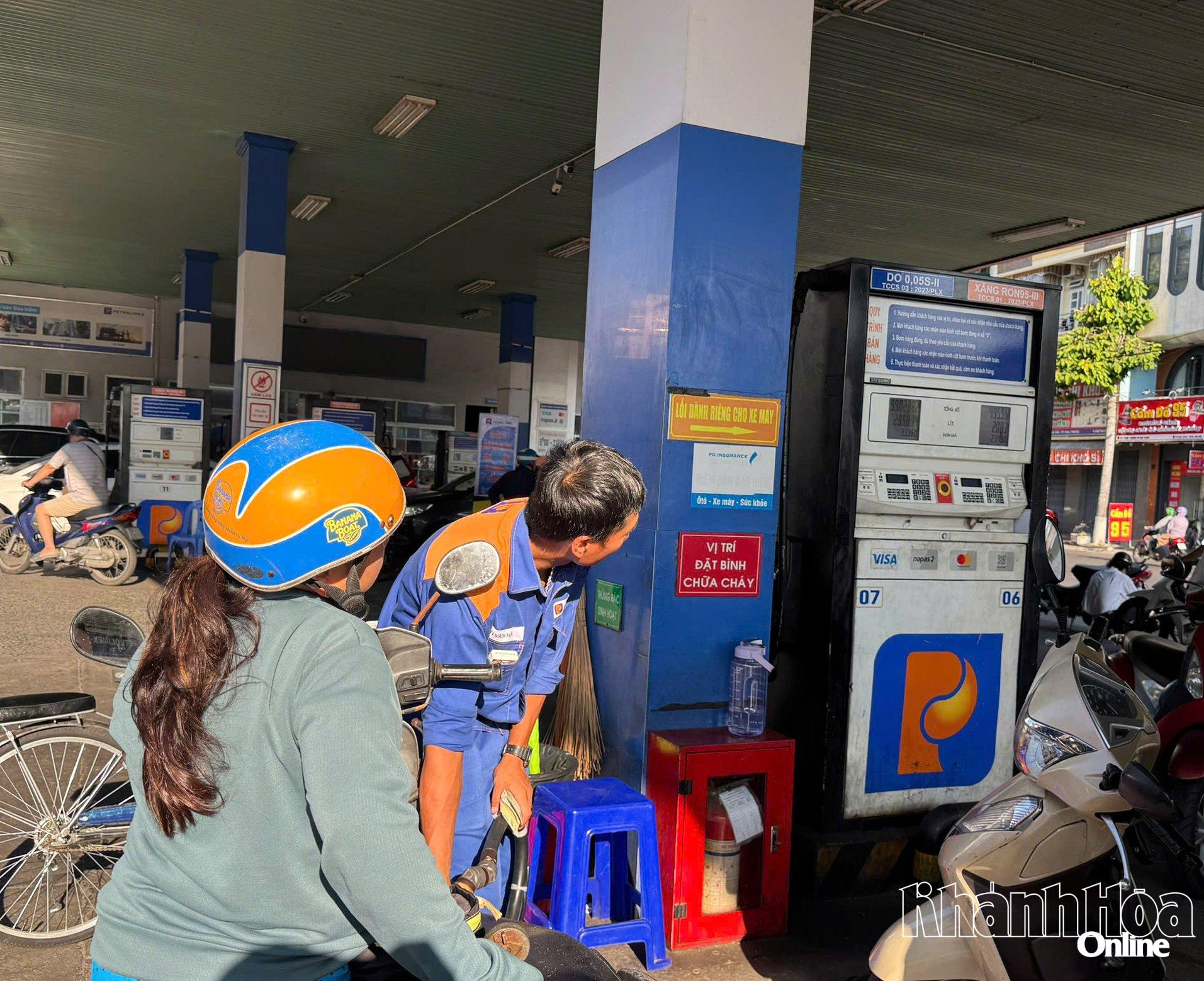 Người dân đổ xăng tại cây xăng phường Tây Nha Trang.