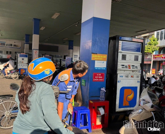 Giá xăng giảm gần 3.000 đồng/lít