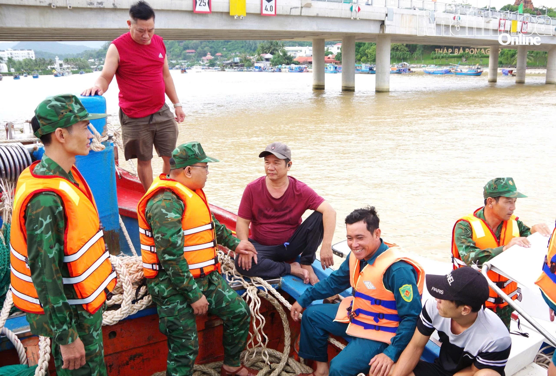 Cán bộ, chiến sĩ tuyên truyền pháp luật cho ngư dân.