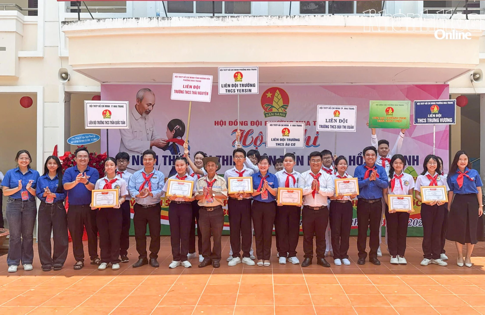 Ban tổ chức trao giải cho các liên đội.