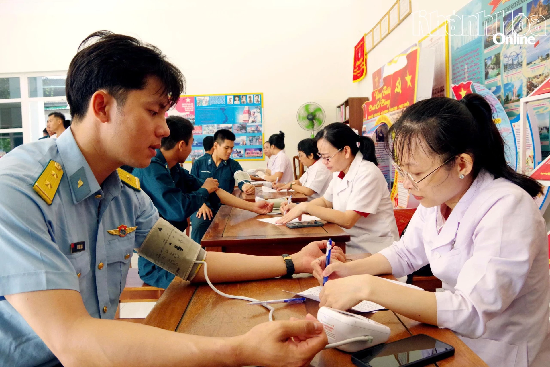 Các cán bộ, chiến sĩ tham gia hiến máu.