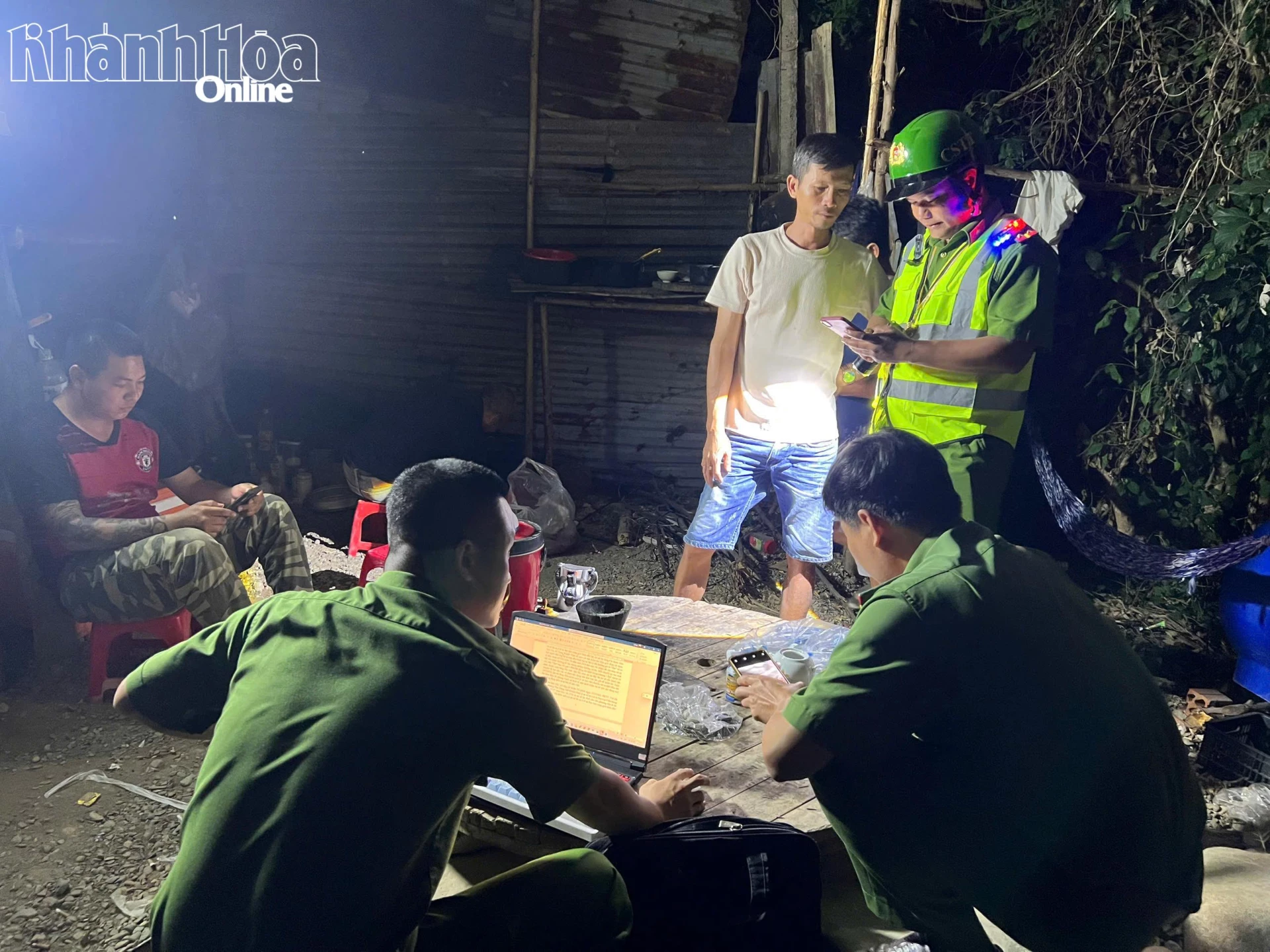 Lực lượng Công an xã Trung Khánh Vĩnh làm việc liên quan đến vụ khai thác cát trái phép.