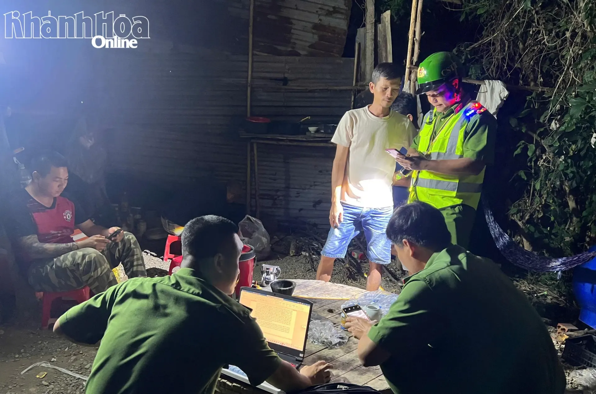 Công an xã Trung Khánh Vĩnh phát hiện, xử lý khai thác cát trái phép 