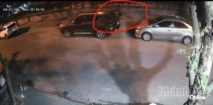 Bị kẻ gian cạy cửa ô tô lấy ví da chứa giấy tờ tùy thân