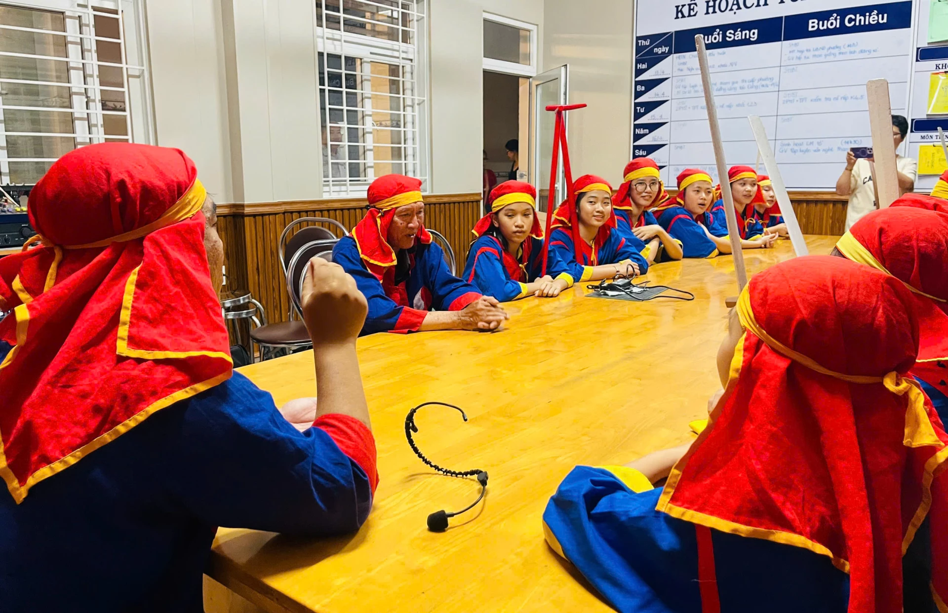 Lớp tập hát Hò bá trạo của phường Nam Nha Trang.