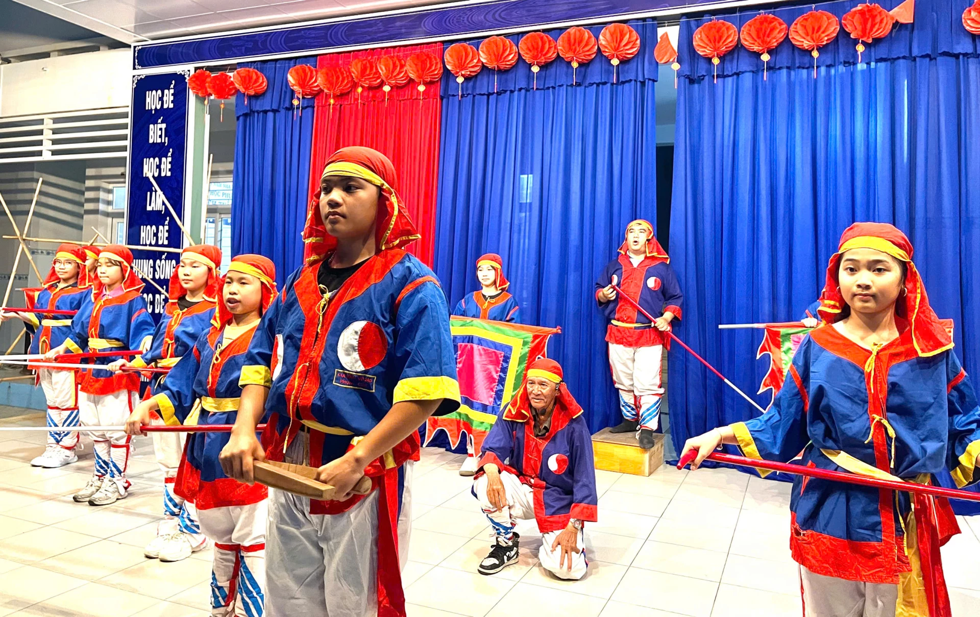 Em Nguyên Khôi (giữa) trong đội hình tiết mục Hò bá trạo.