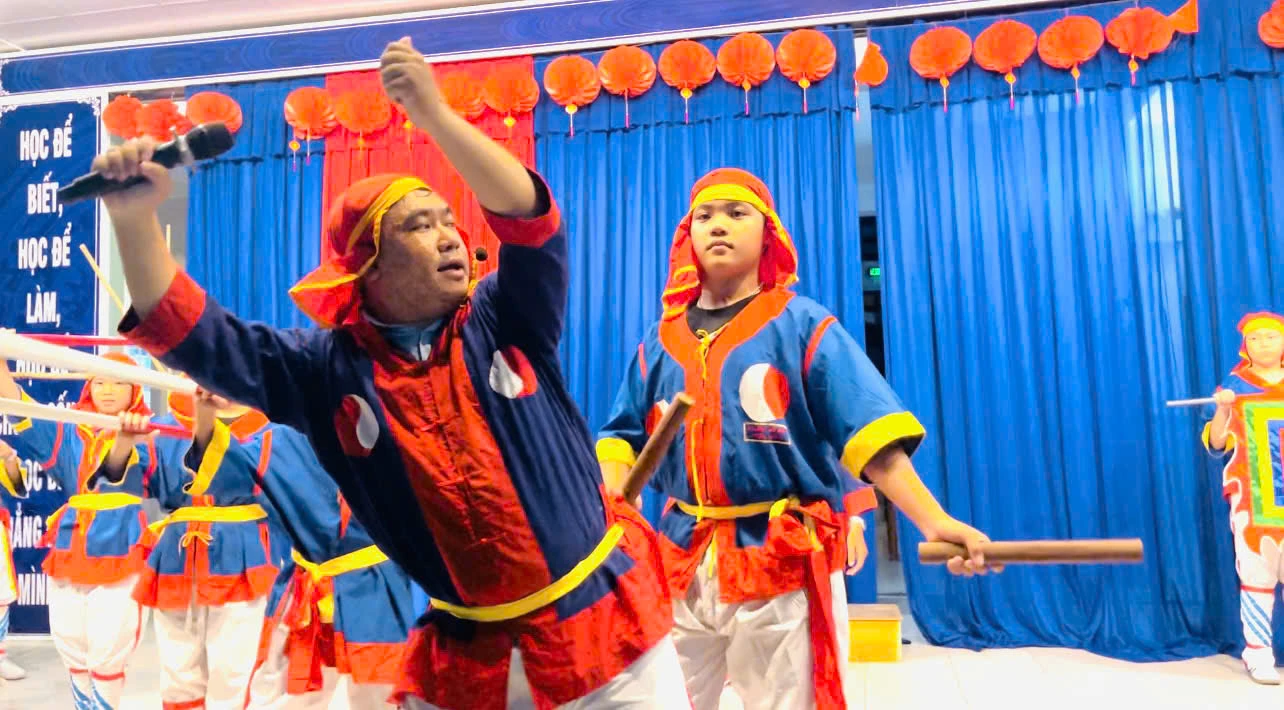 Ông Trương Ngọc Long hướng dẫn những động tác trong tiết mục Hò bá trạo.