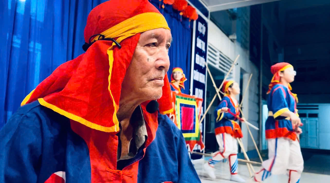 Ông Nguyễn Văn Hảo tham gia trong tiết mục Hò bá trạo cùng các em.