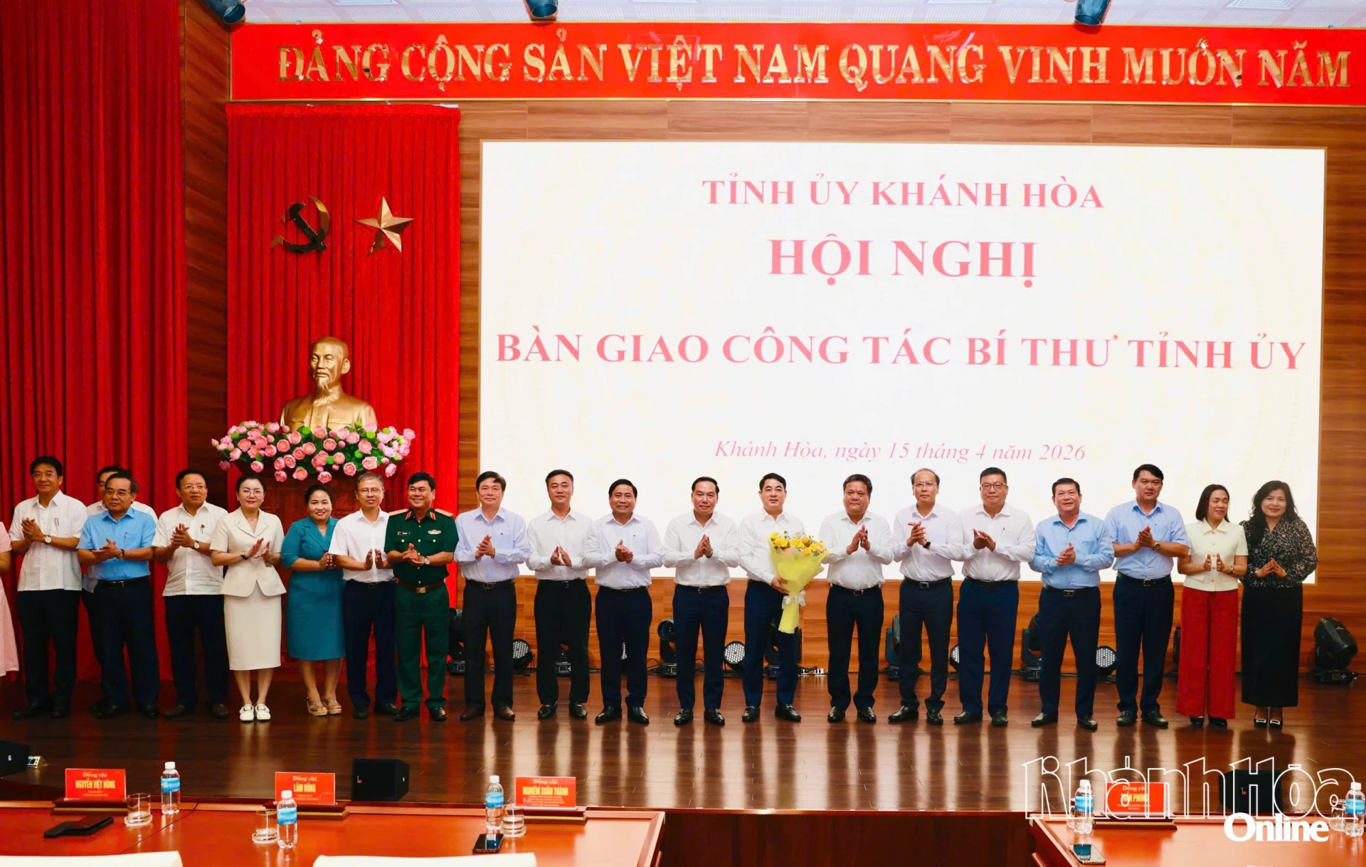 Thường trực Tỉnh ủy và các đồng chí lãnh đạo tỉnh chụp ảnh lưu niệm cùng đồng chí Nghiêm Xuân Thành.