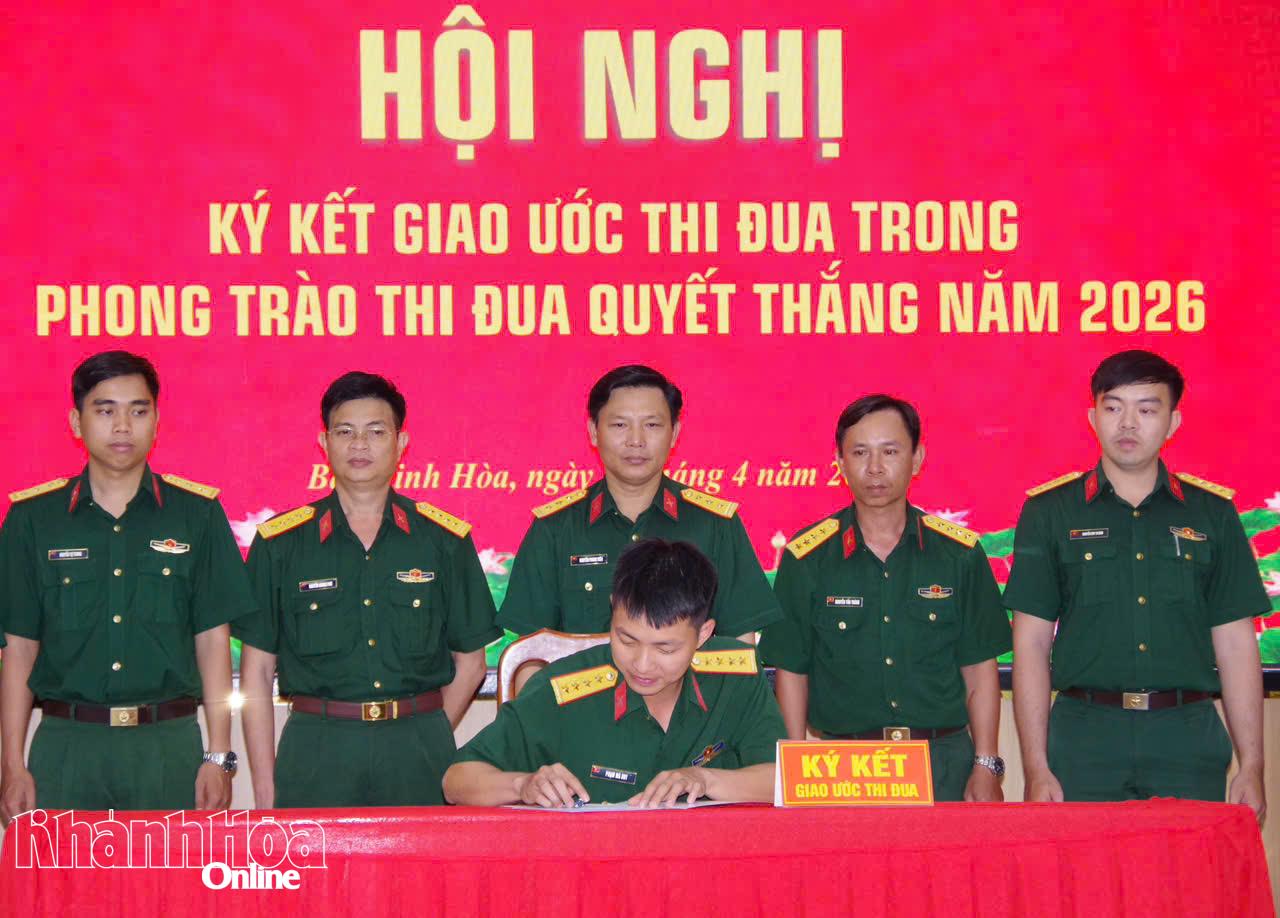 Đại diện các đơn vị ký kết giao ước thi đua.