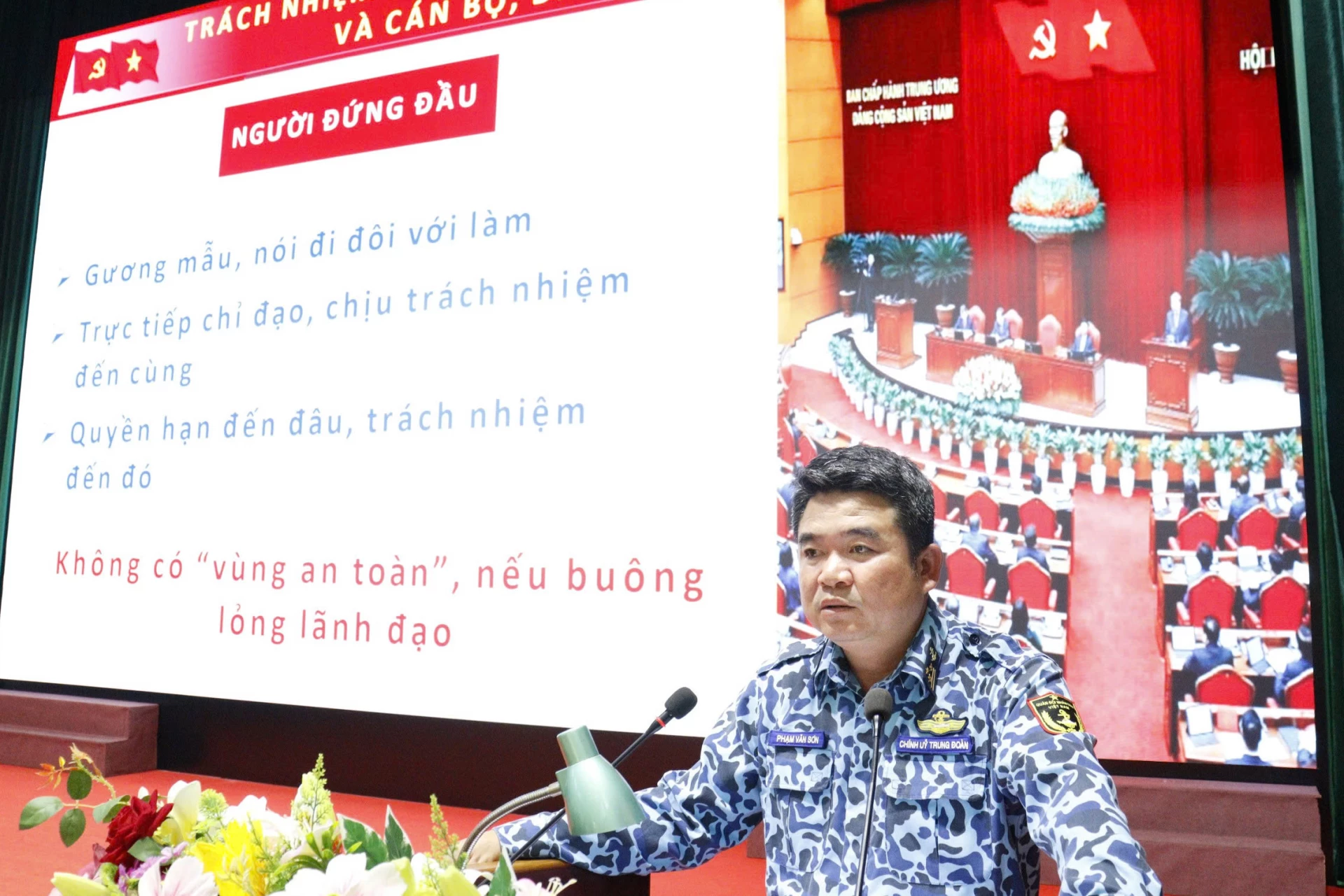 Thượng tá Phạm Văn Sơn quán triệt các nội dung.