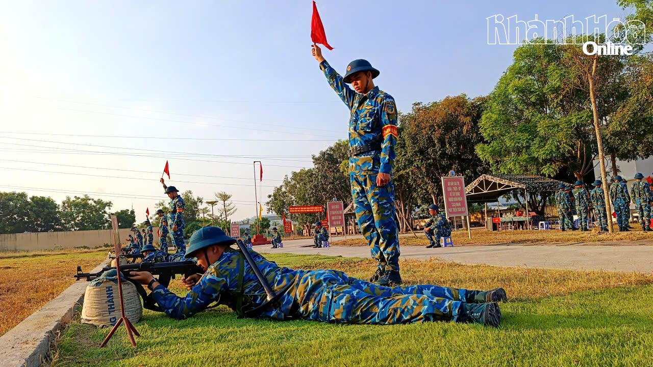 Các chiến sĩ thực hành bắn.