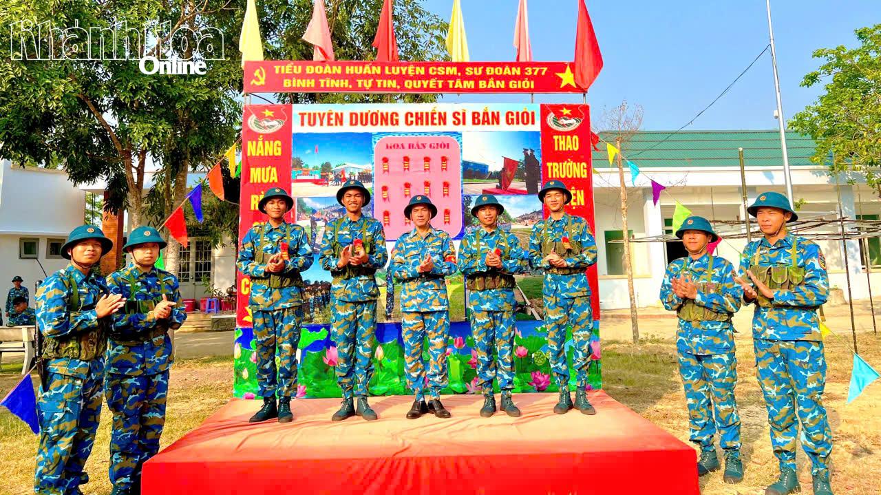 Chỉ huy đơn vị tặng hoa biểu dương các chiến sĩ bắn giỏi.