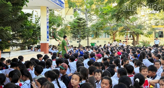 Công an xã Vĩnh Hải tuyên truyền pháp luật cho giáo viên, học sinh Trường Tiểu học Mỹ Tân