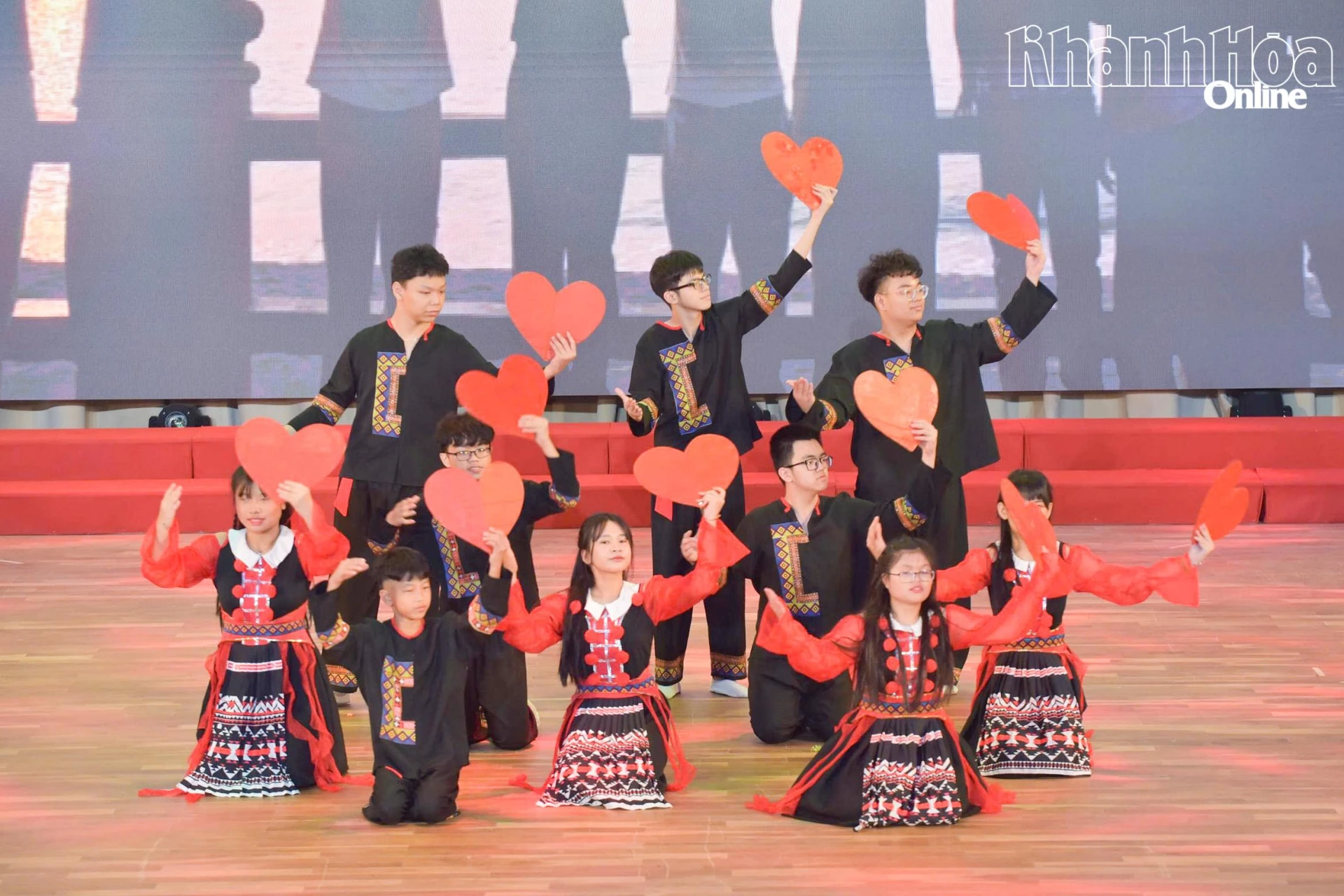 Tiết mục văn nghệ của các thiếu nhi tham gia liên hoan.