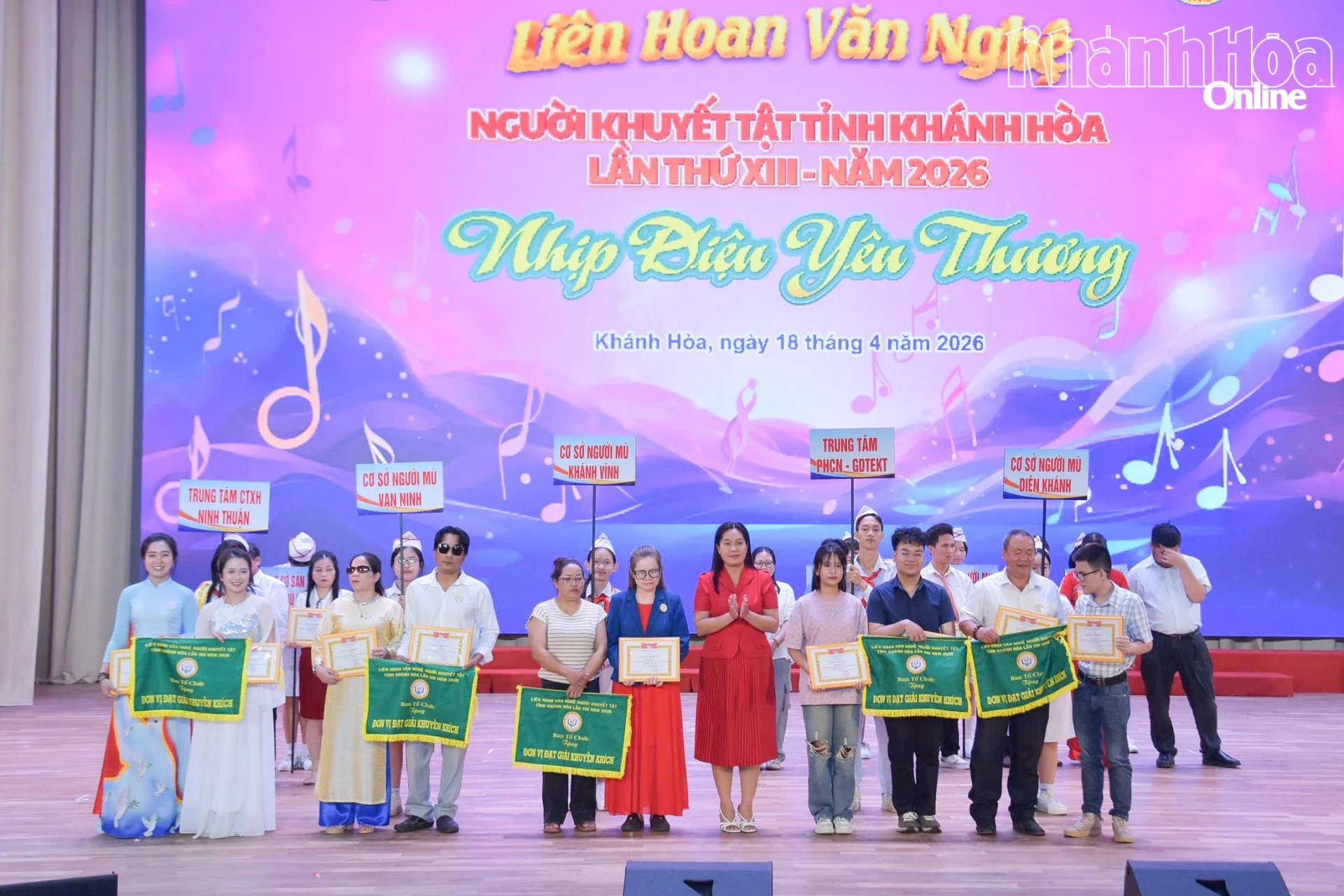 Trao giải cho các đội đạt khuyến khích liên hoan.