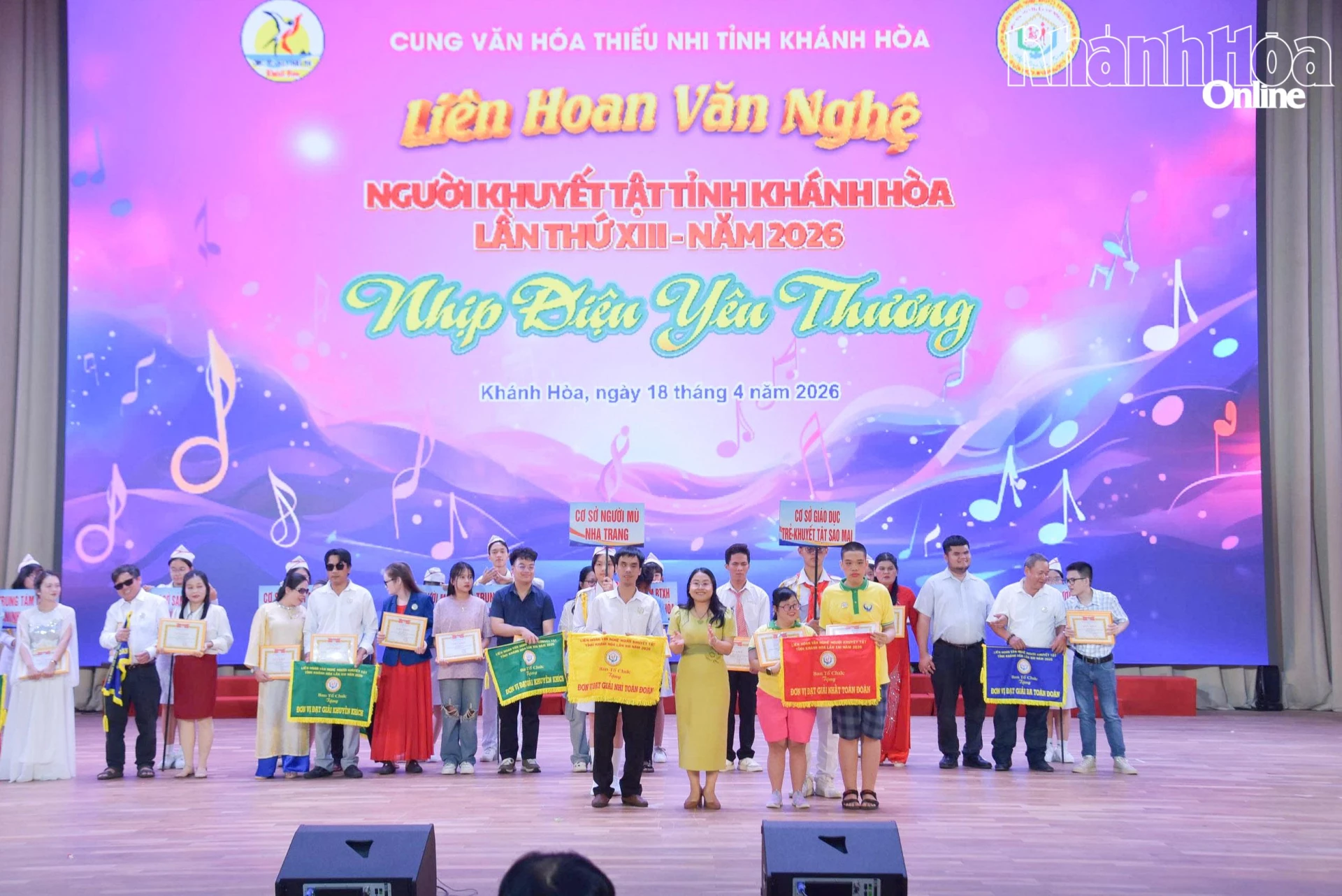 Ban tổ chức trao giải nhất và giải nhì cho các đội xuất sắc.