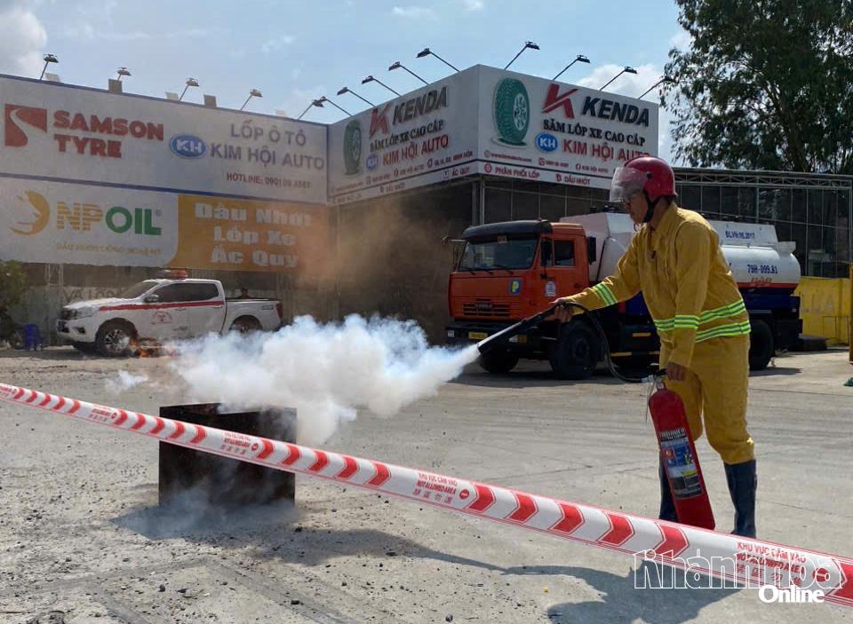 Lực lượng phòng cháy chữa cháy cơ sở sử dụng bình chữa cháy xách tay dập lửa.