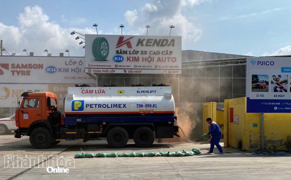 Tình huống giả định, trong quá trình xe ô tô chở xăng đang nhập nhiên liệu vào bồn chứa tại cửa hàng thì bất ngờ gặp sự cố, gây cháy.