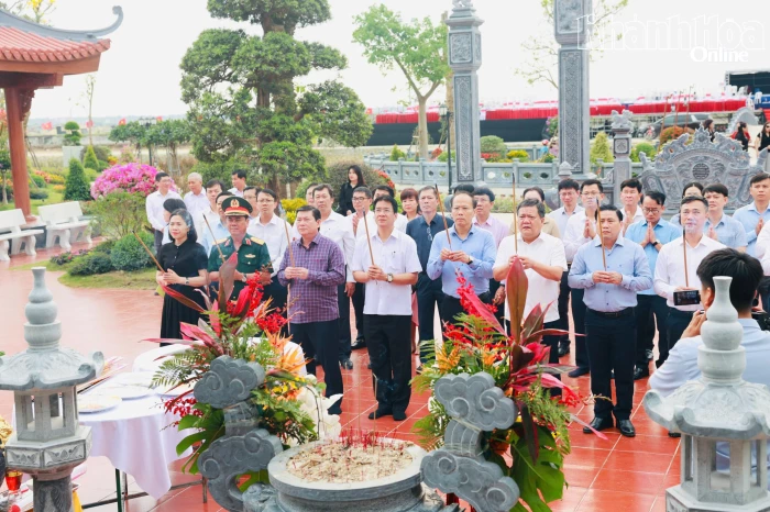 Lãnh đạo tỉnh Khánh Hòa dâng hoa, dâng hương tại Khu Di tích lịch sử quốc gia đặc biệt Bến phà Gianh, tỉnh Quảng Trị