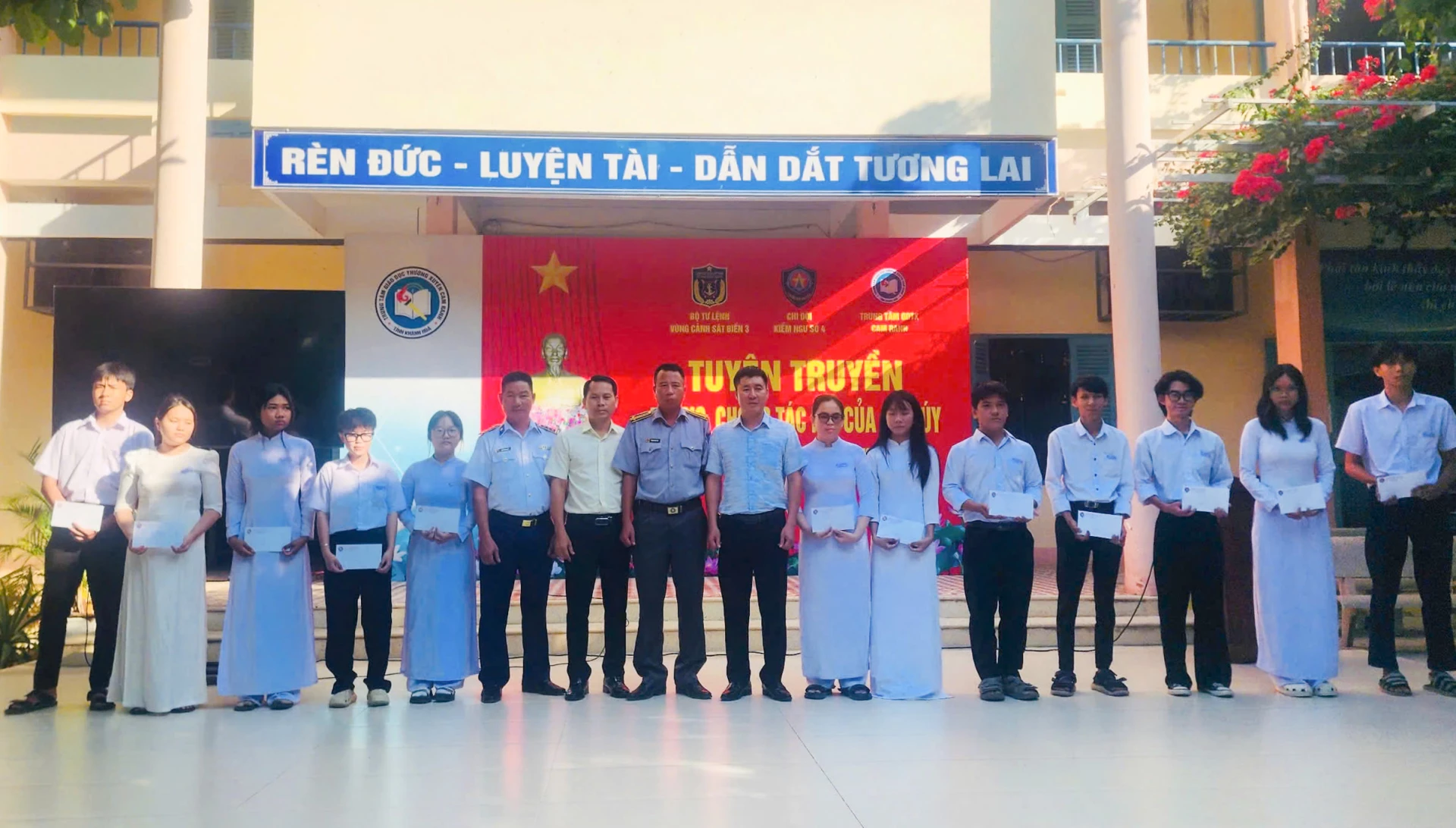 Trao quà cho các học sinh khó khăn.