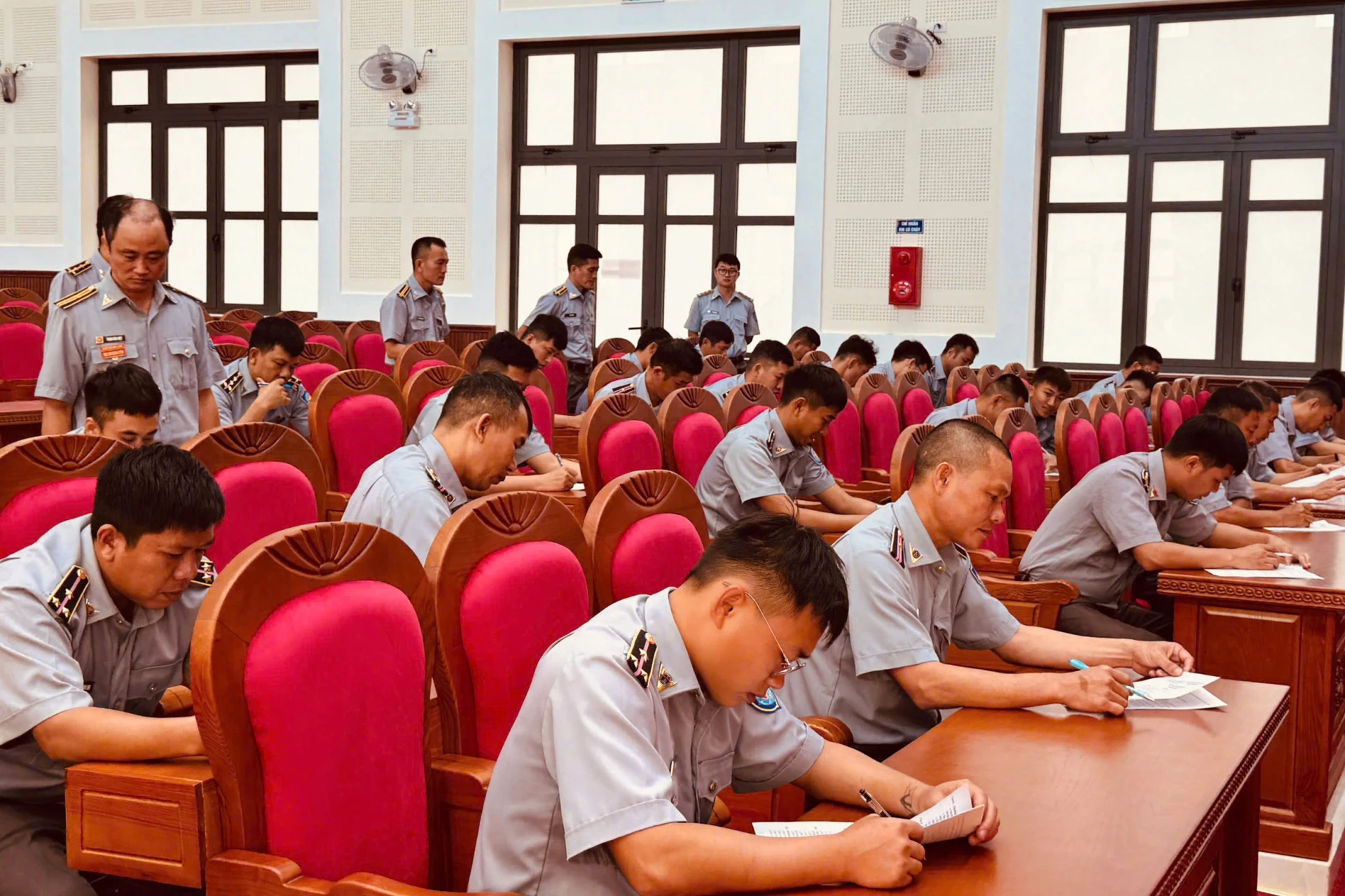 Các cán bộ chi đội tham giak iểm tra đánh giá trình độ kỹ năng nghề.