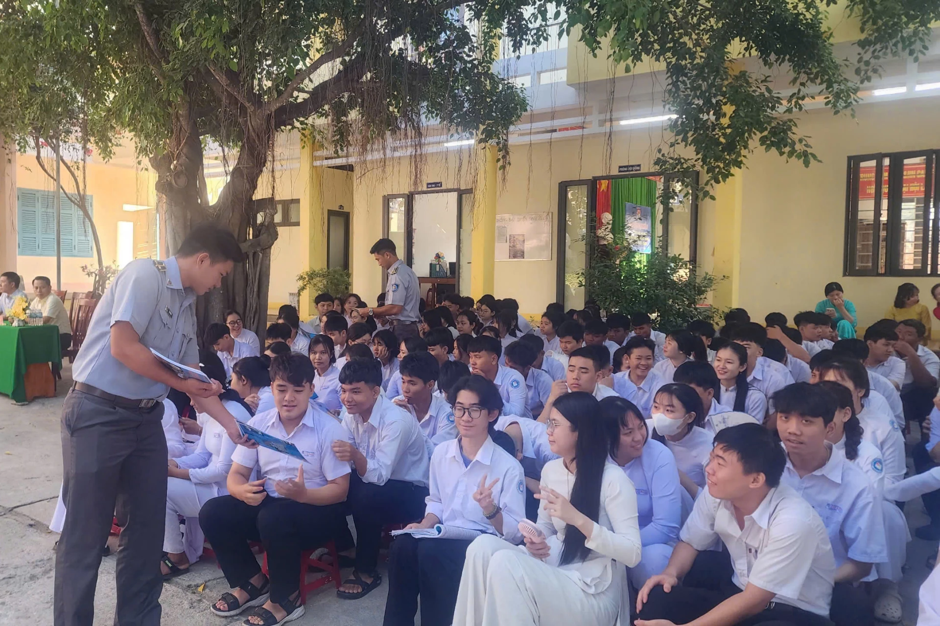 Cán bộ chi đội phát tờ rơi tuyên truyền cho học sinh.