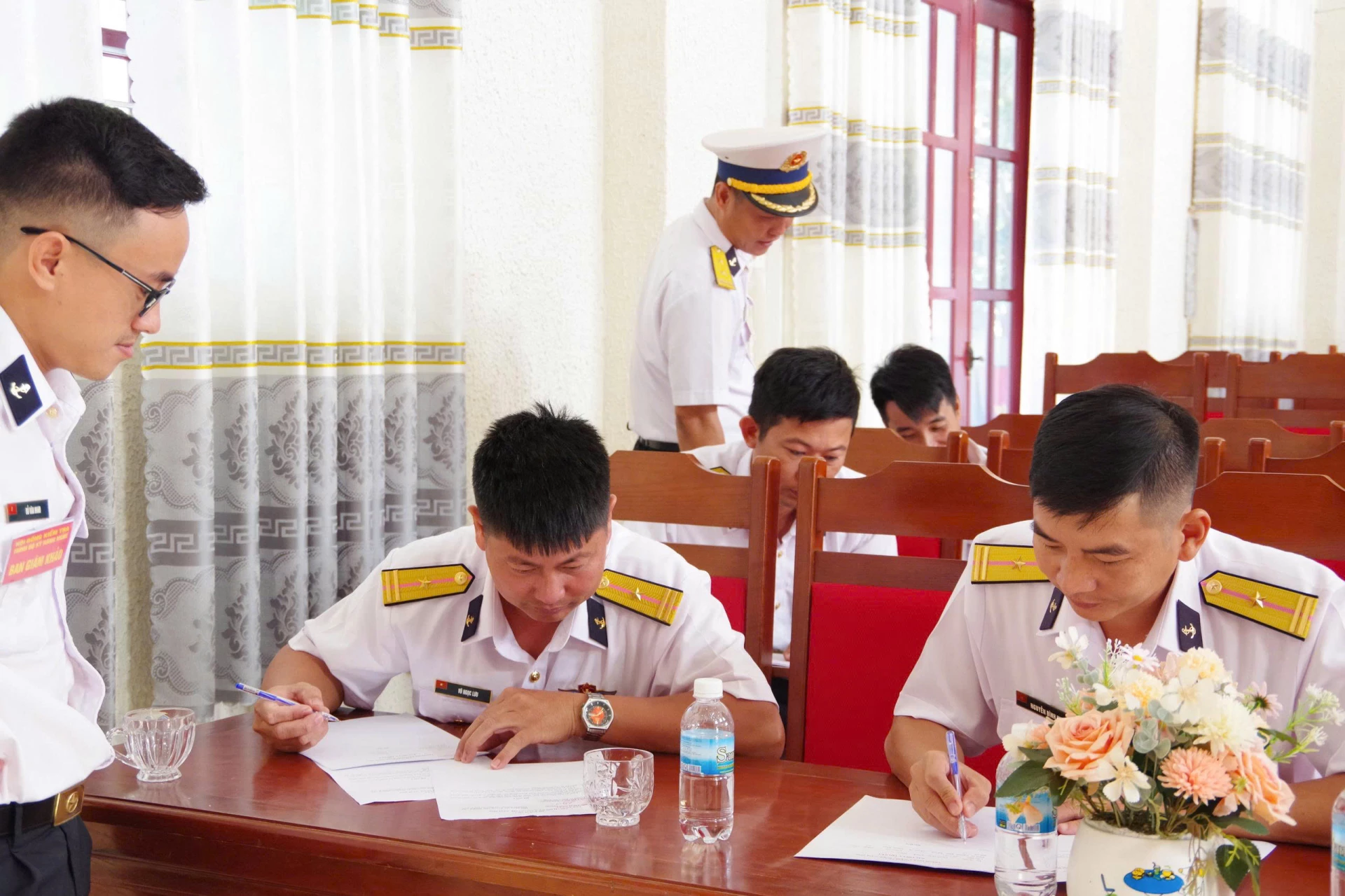 Các thí sinh kiểm tra lý thuyết.