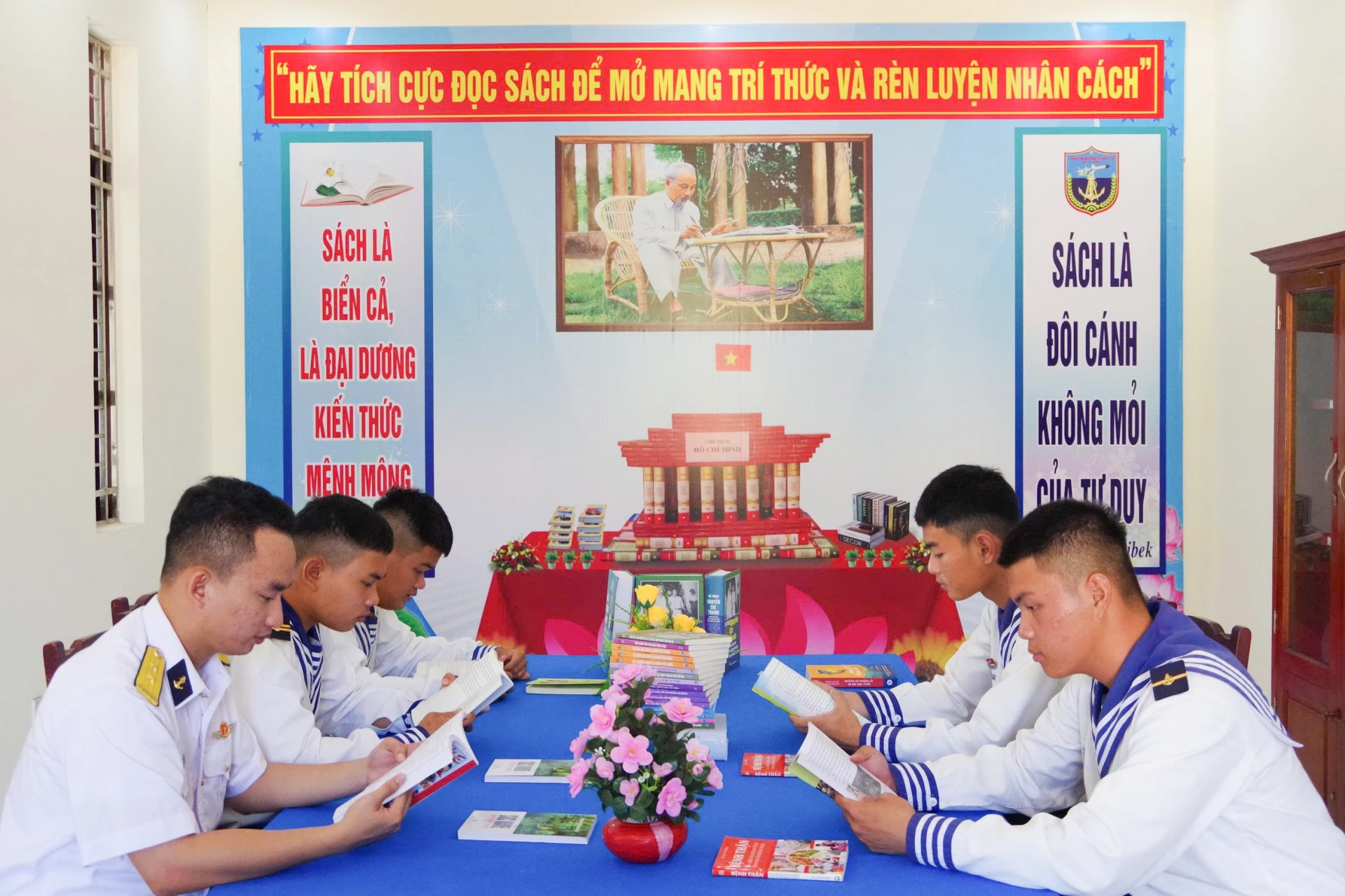 Cán bộ, chiến sĩ tham gia đọc sách trong giờ nghỉ.