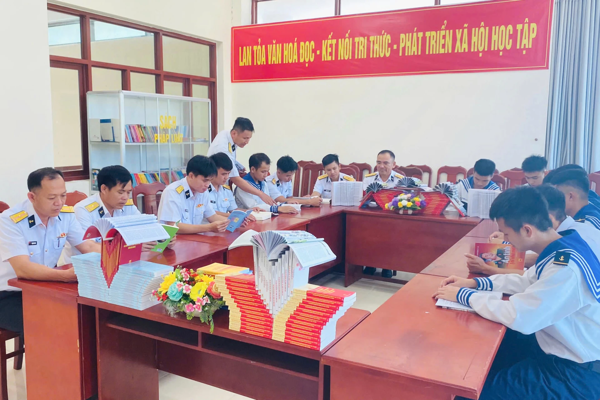 Cán bộ, chiến sĩ đọc sách tại thư viện của trung đoàn.