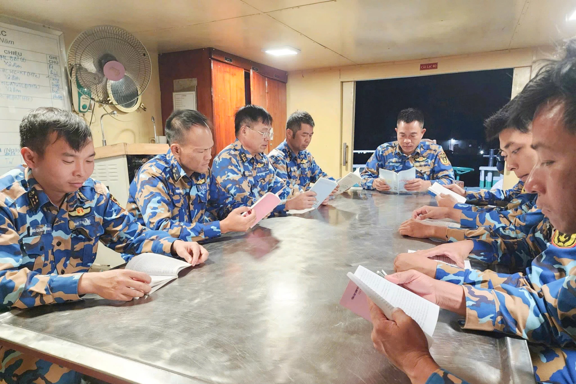 Cán bộ, chiến sĩ đọc sách vào giờ nghỉ.