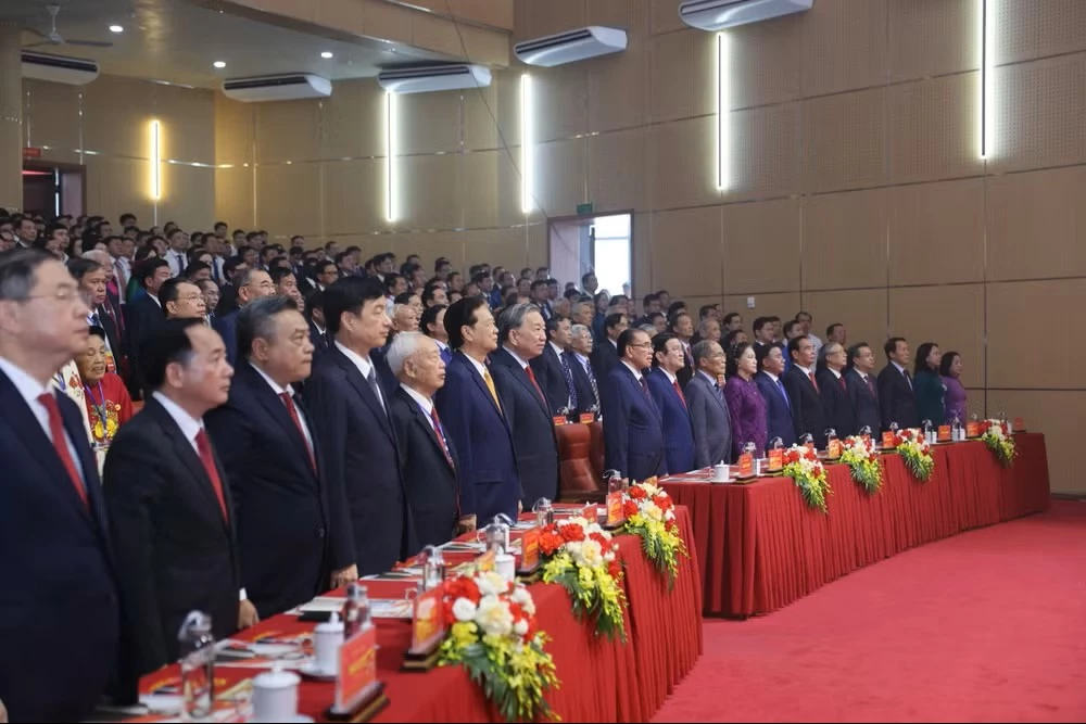 Tổng Bí thư, Chủ tịch nước Tô Lâm và các đồng chí lãnh đạo, nguyên lãnh đạo Đảng, Nhà nước thực hiện nghi thức chào cờ tại Lễ kỷ niệm. (Ảnh: NGÔ TUẤN)