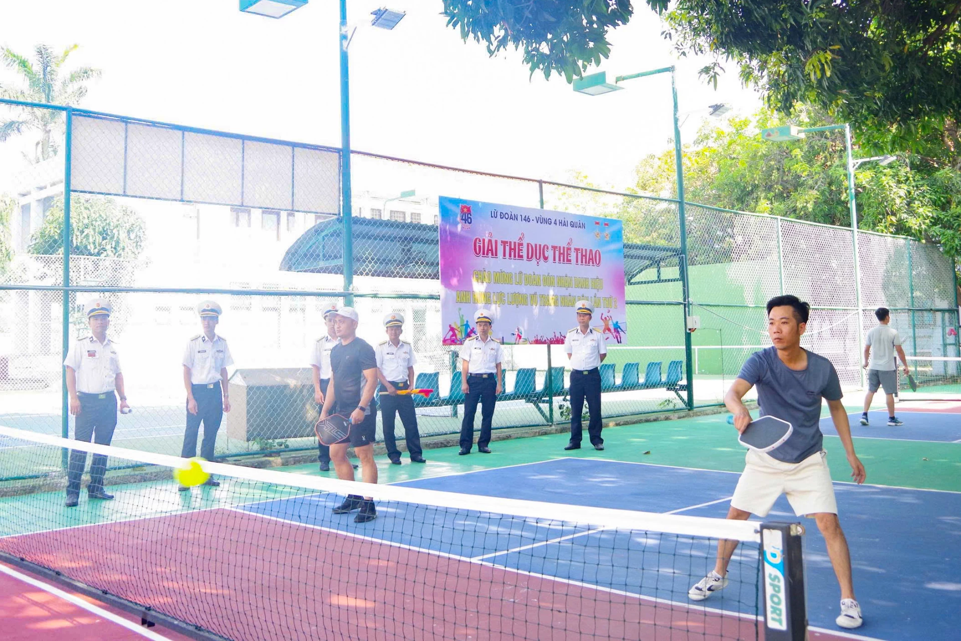 Các vận động viên thi đấu.