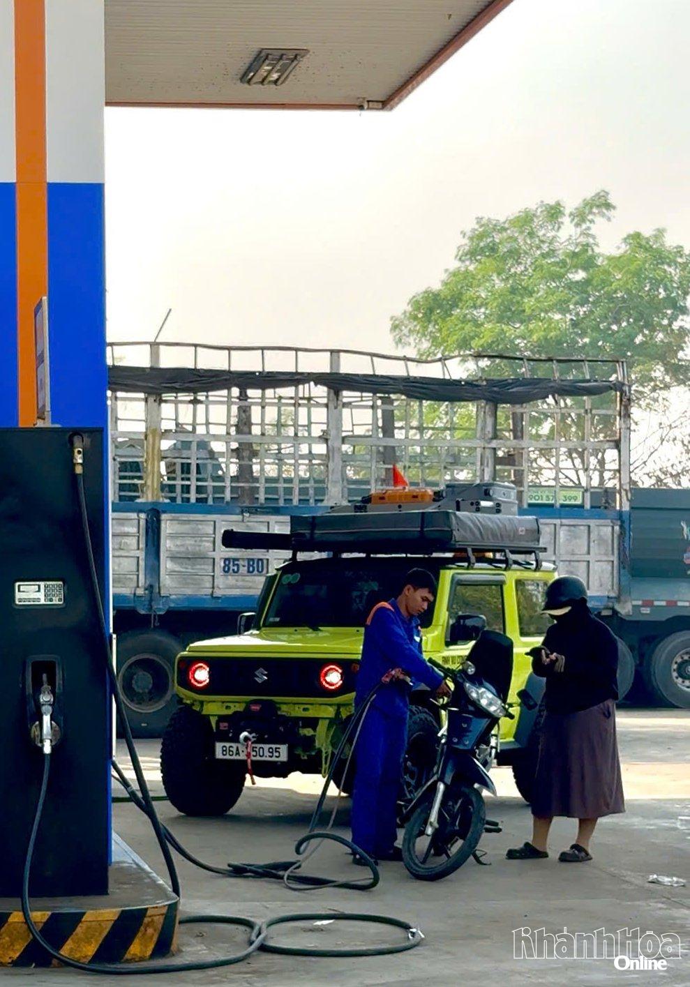 Người dân đổ xăng tại cây xăng phường Bảo An.