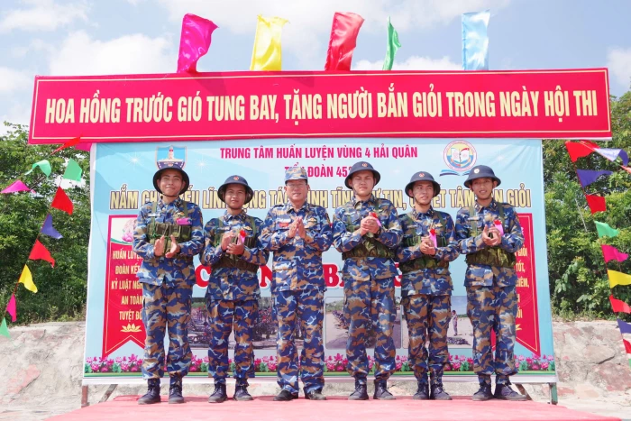 Trung tâm Huấn luyện Vùng 4 Hải quân tổ chức bắn đạn thật lần 3 cho chiến sĩ mới