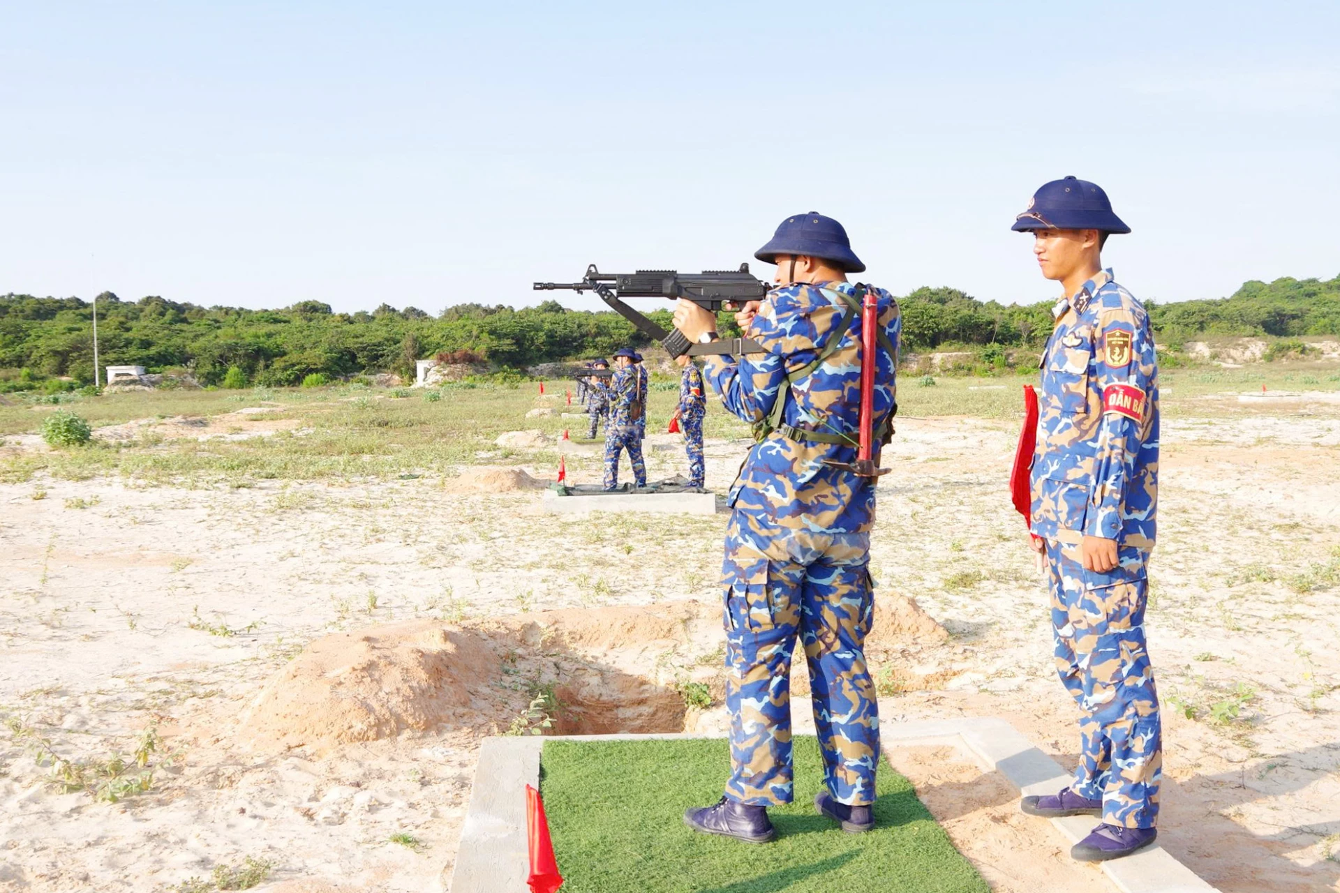 Chiến sĩ mới thực hiện động tác đứng bắn súng STV-380.