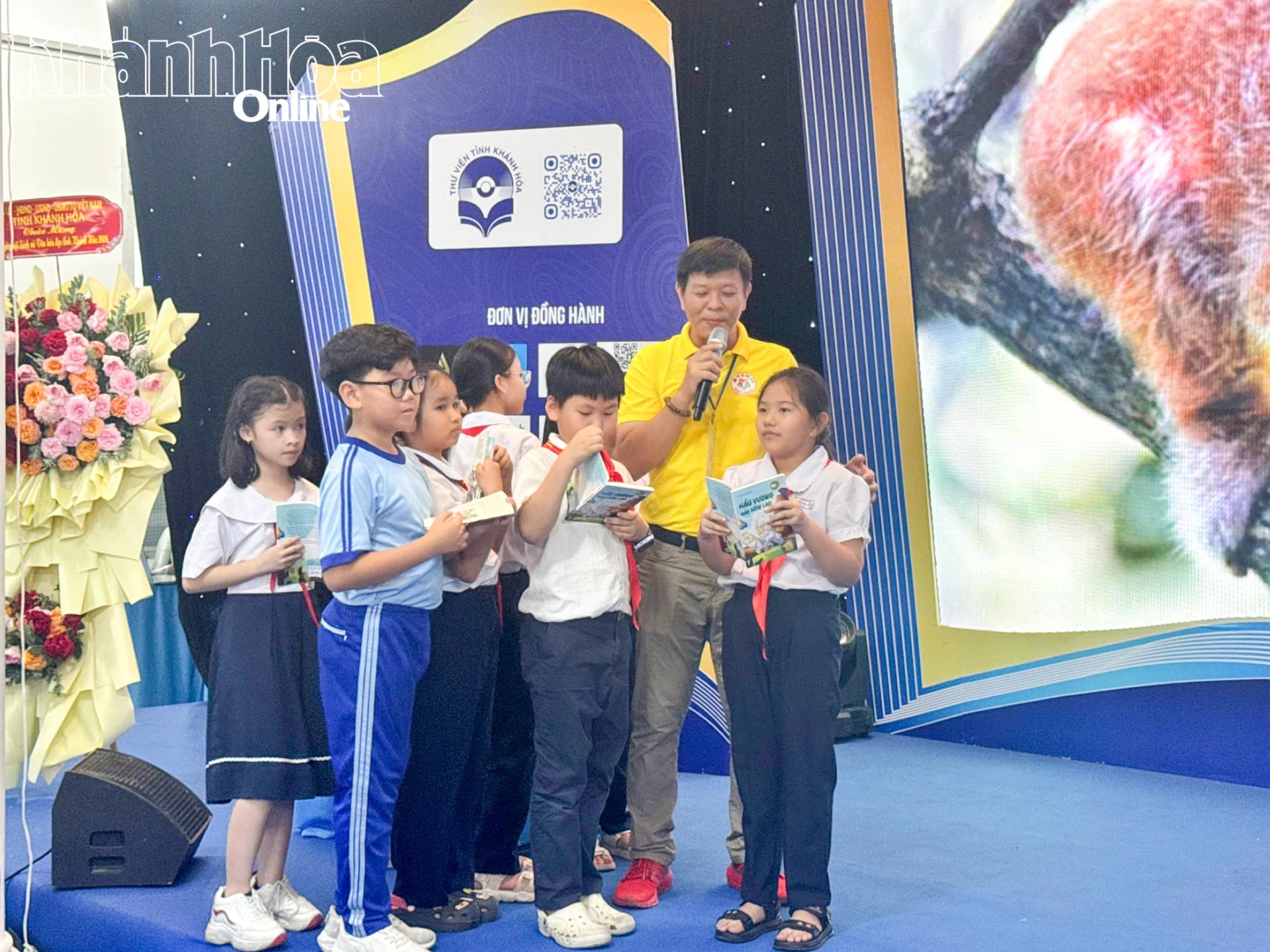 Các em học sinh tham gia trả lời các câu hỏi kiến thức trong buổi giao lưu.

