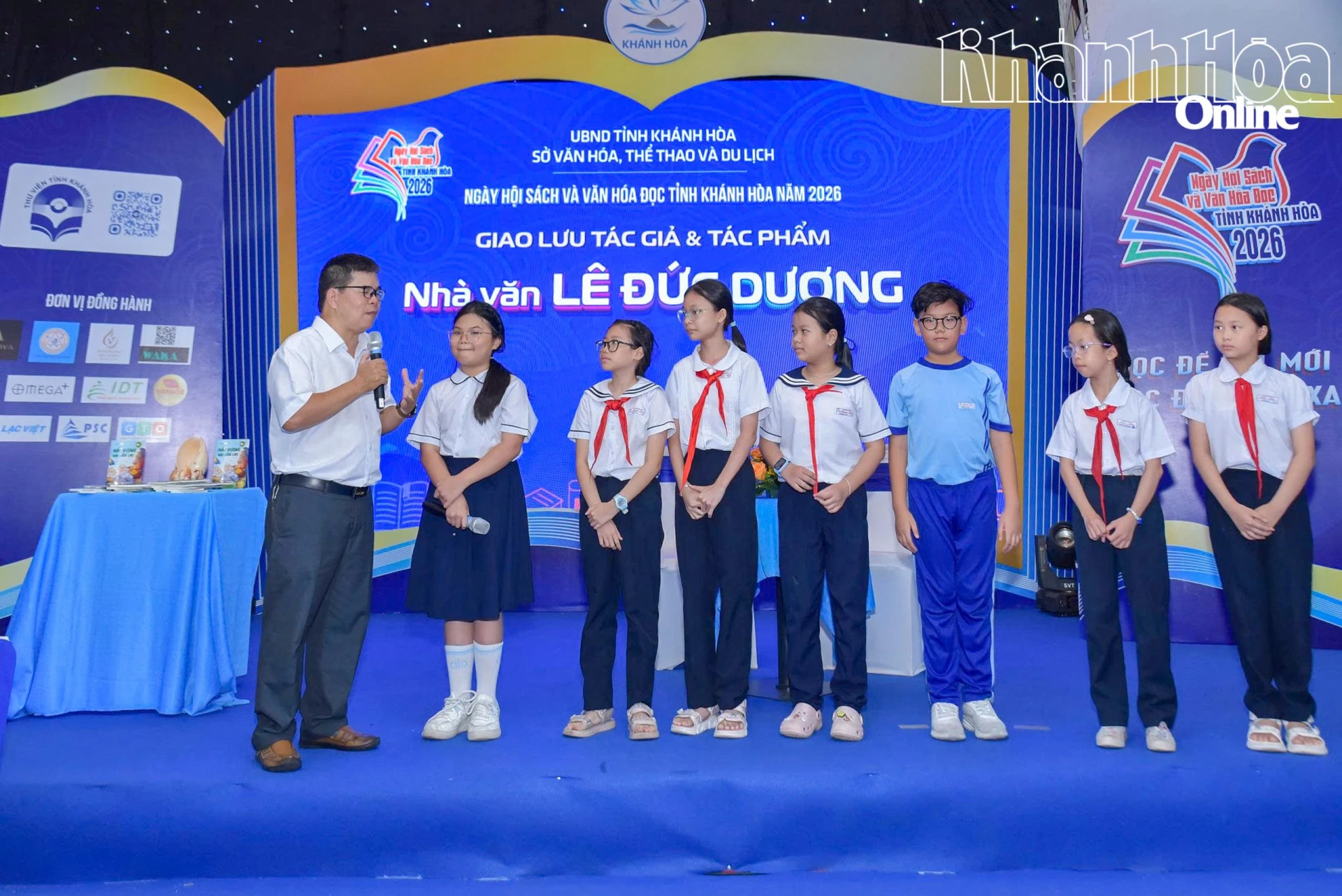 Giao lưu, ra mắt sách “Hầu Vương đảo Hòn Lao” của nhà văn Lê Đức Dương