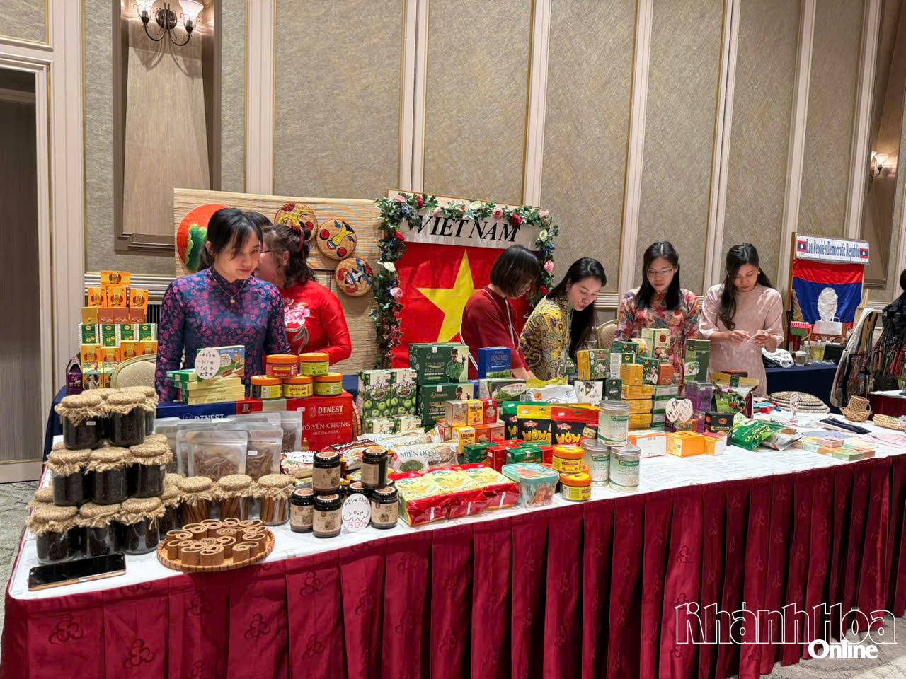 Nhiều sản phẩm đặc trưng của Khánh Hoà như: yến sào, rong nho, cà phê, trà thảo mộc, táo sấy, rong sụn được trưng bày, giới thiệu tại hội chợ